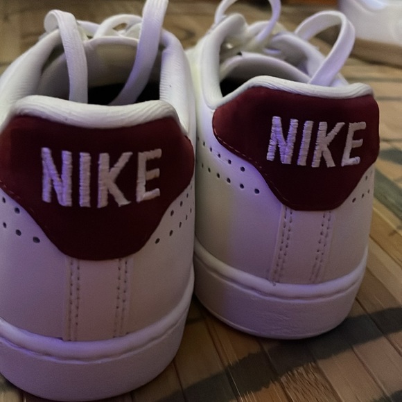 NIKE leather tennis shoes - Picture 9 of 10